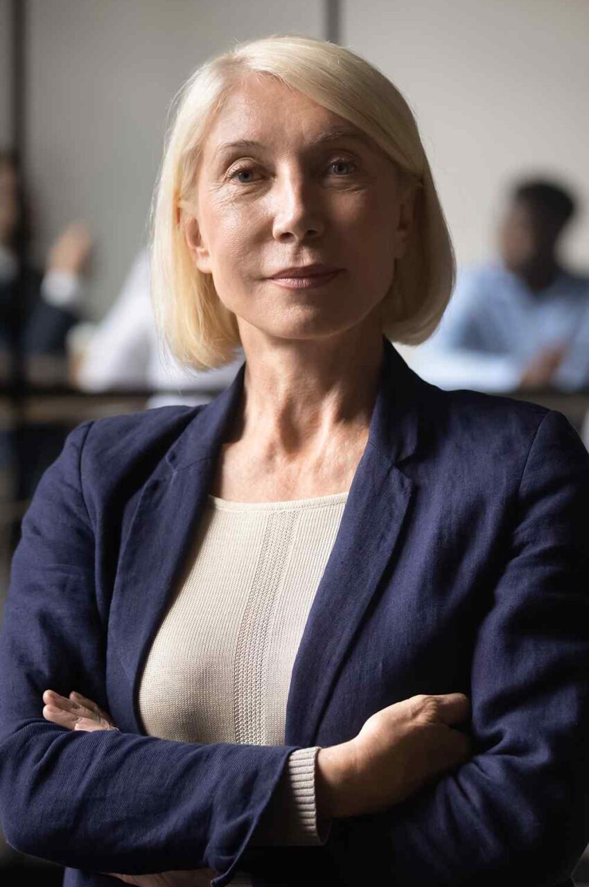 https://creweverest.com/wp-content/uploads/2019/02/team_04-850x1280.jpg